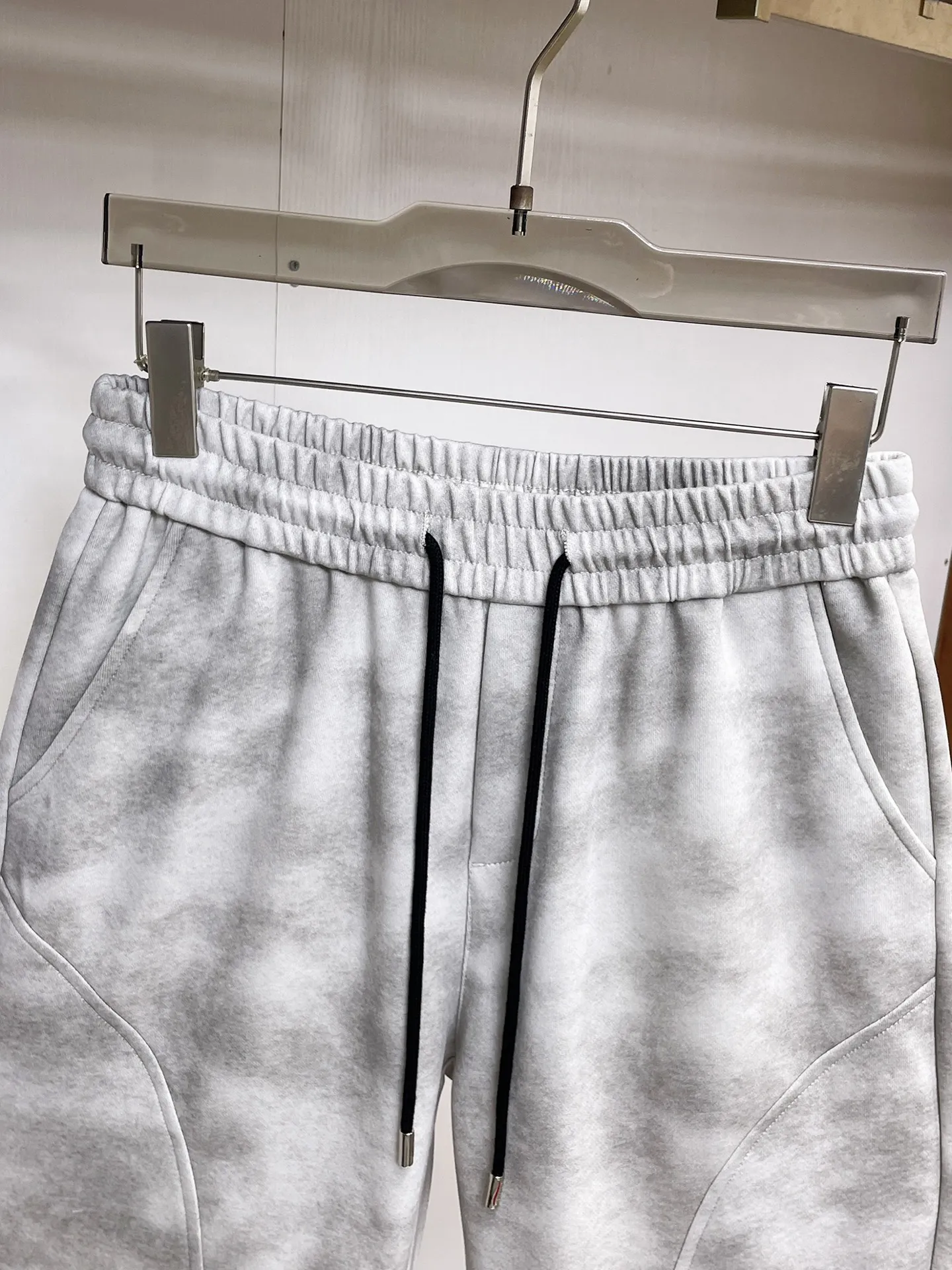 Balenciaga's three-standard complete 2026 summer New Arrival men's casual shorts, advanced custom-made Breathable fabric, Breathable fabric, extremely stretchy and comfortable, impeccable details, top-grade accessories, original logo design concept, delicate and soft feel! The upper body fit is awesome! Size: M-XXXL Please state your height and weight when ordering